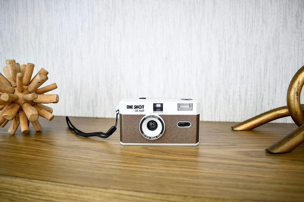 1 Shot Point and Shoot 35mm Film Camera, Reusable Retro Half Frame Camera, Built in Flash, Included One Roll ASA/ISO 400 Black & White Film 18 Exp., (36 Shots) Battery Not Included (Brown Color) - Image 2